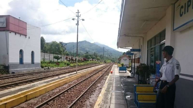 Rel kereta di Stasiun Cipeundeuy, Kabupaten Garut, Jawa Barat, pada Kamis, 23 November 2017.