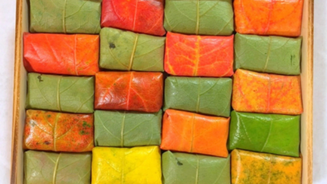 Sushi dibungkus dengan daun.