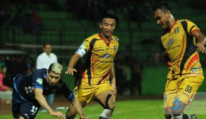 Kapten tim Mitra Kukar, Bayu Pradana (tengah)