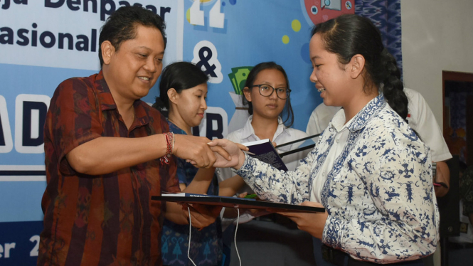 Walikota Rai Mantra menyerahkan piagam penghargaan kepada siswi