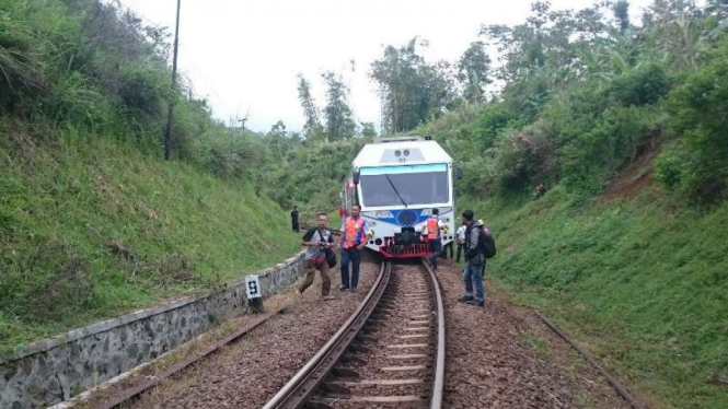 Jalur kereta rawan longsor di Kecamatan Malangbong, Kabupaten Garut, Jawa Barat.