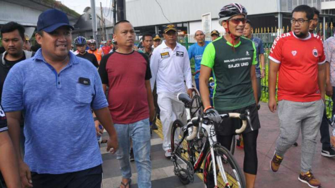 Wakil Gubernur DKI, Sandiaga Uno, bersepeda saat menuju kantor.