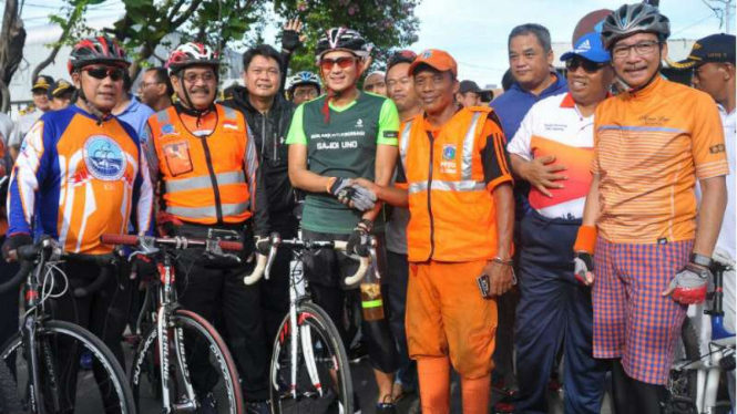 Wakil Gubernur DKI, Sandiaga Uno, bersepeda menuju kantor