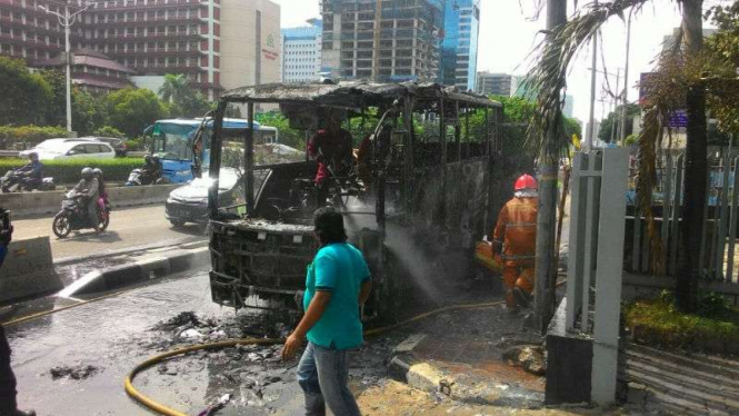 Bus Bhinneka terbakar di Jalan S Parman, Jakarta