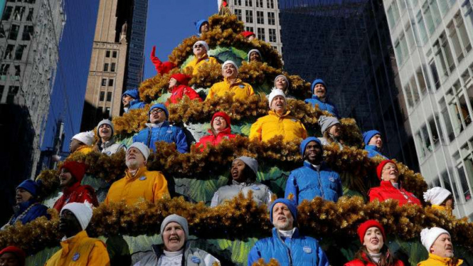 Pohon Natal yang dibentuk dari orang-orang yang bernyanyi di New York