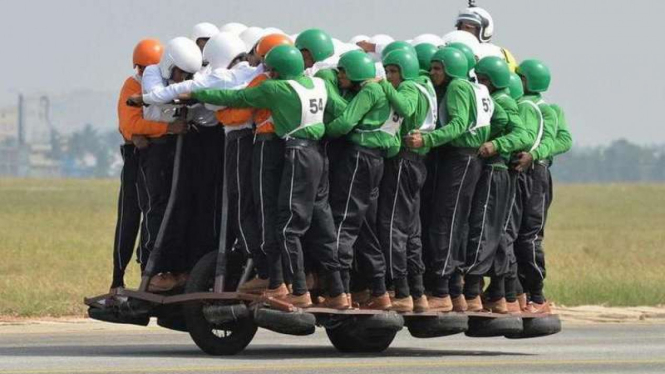 Atraksi satu motor dinaiki 58 orang.