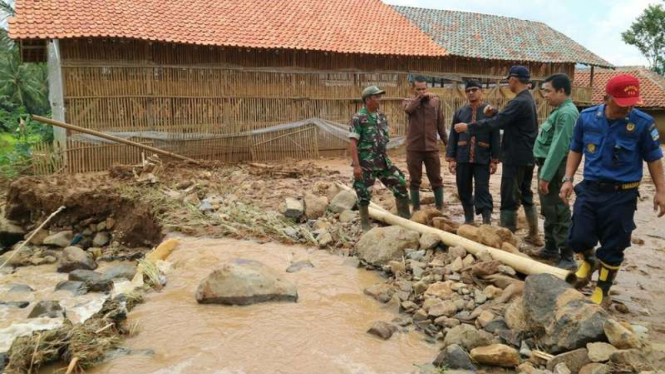 Wakil Bupati Garut Helmi Budiman meninjau permukiman warga yang terdampak bencana banjir bandang, Jumat (24/11/2017)