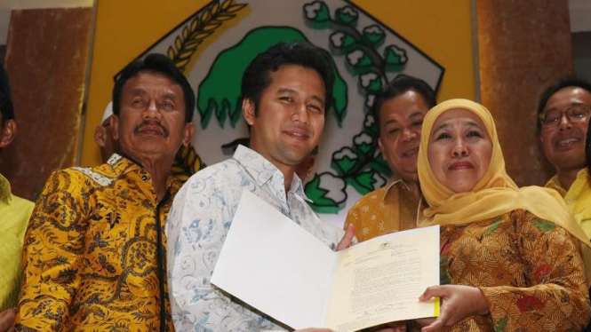 Khofifah Indar Parawansa-Emil Dardak (dua dari kiri) saat menerima dukungan Partai Golkar jadi pasangan kandidat Gubernur dan Wakil Gubernur Jawa Timur untuk Pilkada 2018.