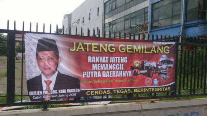 Spanduk dukungan untuk Komisaris Jenderal Polisi Budi Waseso maju dalam Pemilihan Gubernur Jawa Tengah di Kota Semarang, Jawa Tengah, pada Kamis, 24 November 2017.