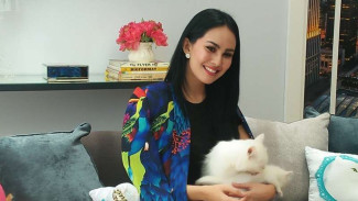 Kartika Putri Pantau Kucing Melahirkan Lewat Video Call