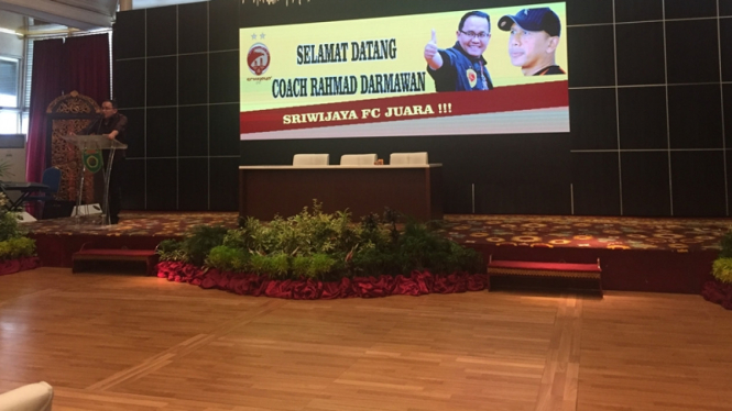 Presiden Sriwijaya FC, Dodi Alex Reza saat memperkenalkan Rahmad Darmawan