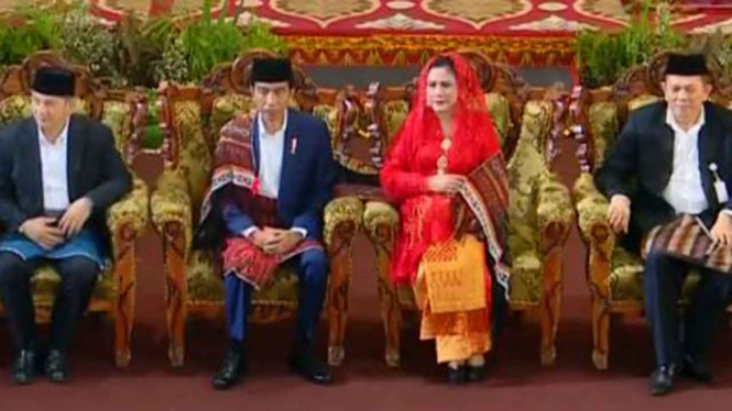 Presiden Jokowi & Ibu Iriana di Pernikahan Kahiyang & Bobby