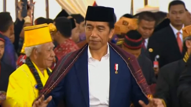 Presiden Joko Widodo menari tortor