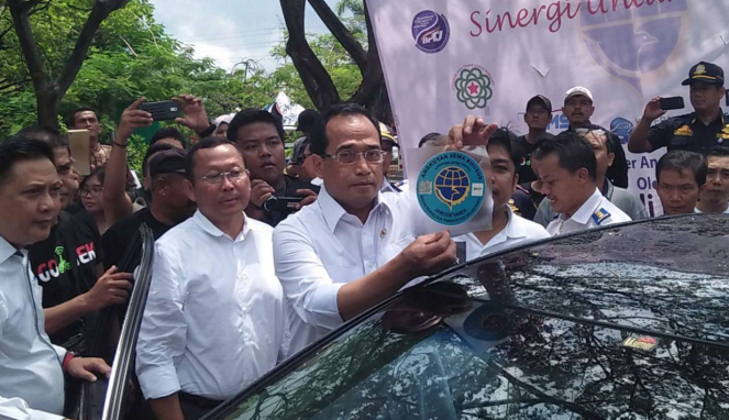 Menteri Perhubungan saat resmikan stiker untuk taksi online.