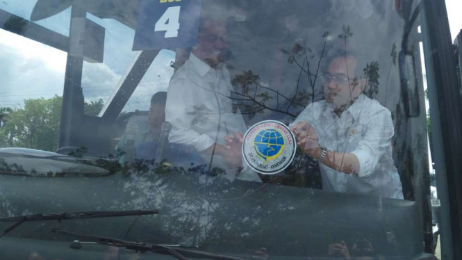 Menteri Perhubungan Budi Karya Sumadi saat melakukan ramp check bus.