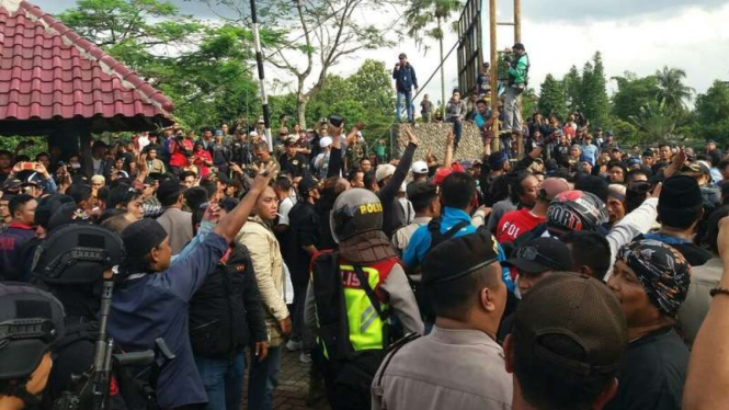 Ratusan anggota organisasi kemasyarakatan yang terlibat bentrok di Bojonggede Kabupaten Bogor Jawa Barat, Sabtu (25/11/2017)