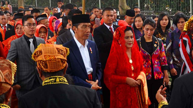 Presiden Jokowi & Ibu Iriana di Pernikahan Kahiyang & Bobby