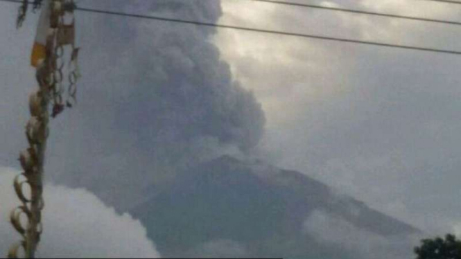Gunung Agung di Bali kembali meletus.