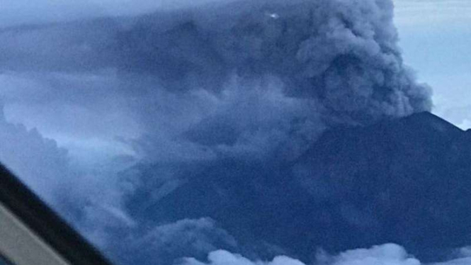 Gunung Agung di Bali kembali meletus.