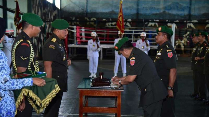 Panglima Kodam XIV Hasanuddin saat memimpin serah terima jabatan perwira TNI, Sabtu (25/11/2017)