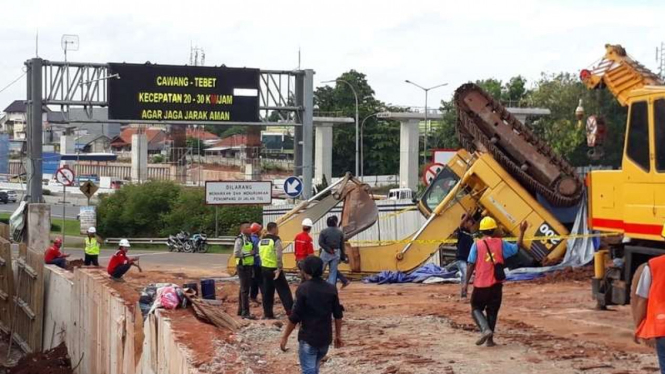 Sebuah alat berat jenis Becko yang terjungkal di pintu gerbang Tol Pondokgede, Sabtu (25/11/2017)