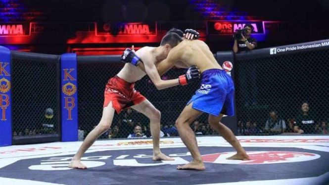 Pertarungan Rizal Efendi versus Syamsul Huda di One Pride MMA Fight Night 14