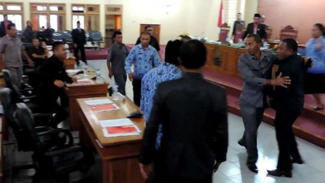 Kericuhan anggota dewan di Manggarai NTT saat sidang Paripurna DPRD.