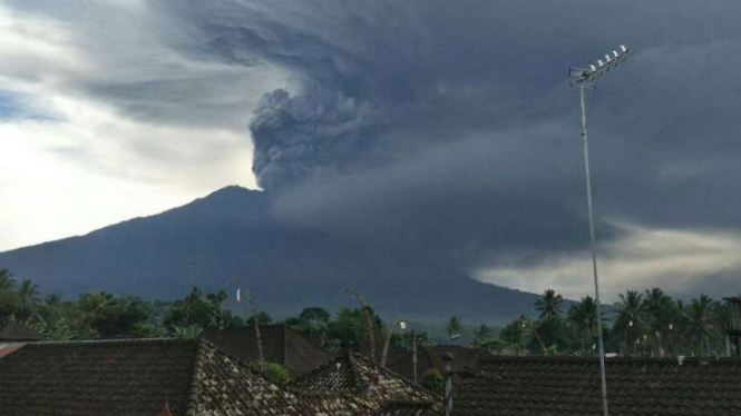 Gunung Agung kembali erupsi, Minggu, 26 Novembe 2017.