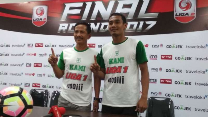 Pelatih PSMS Medan, Djadjang Nurdjaman (kiri)