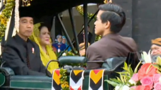 Presiden Joko Widodo dan ibu Iriana beserta Kaesang saat Kirab
