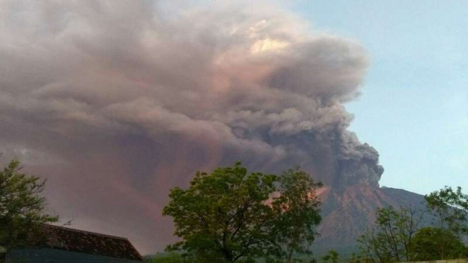 Gunung Agung meletus.