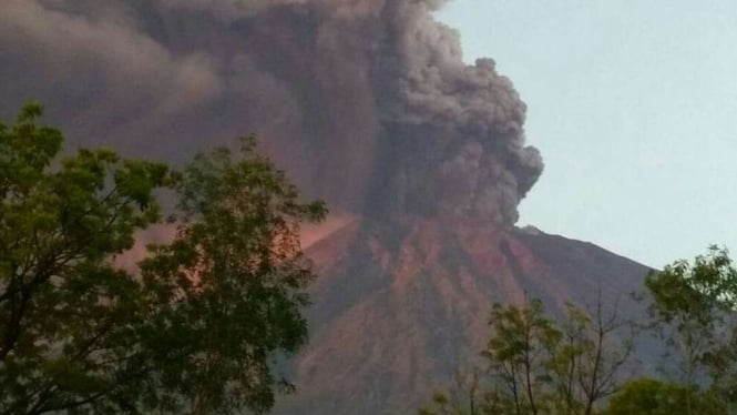 Gunung Agung meletus.