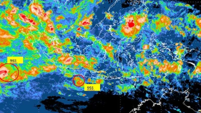 Dua bibit badai tropis yang terekam dengan pencitraan satelit Himawari.