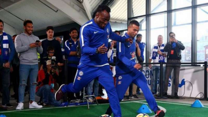 Michael Essien bersama Ashley Cole