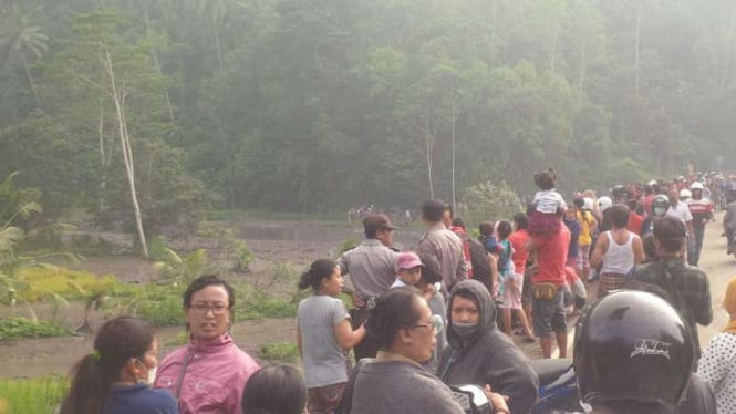 Warga menonton aliran lahar dingin Gunung Agung.