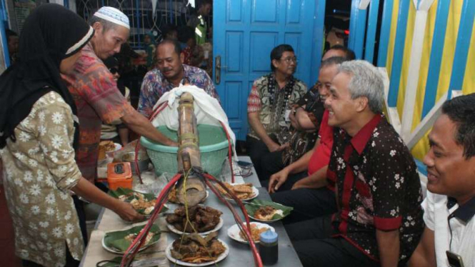 Gubernur Jawa Tengah, Ganjar Pranowo (kedua dari kanan), di warung nasi gandul 'Romantis' di Kabupaten Pati.