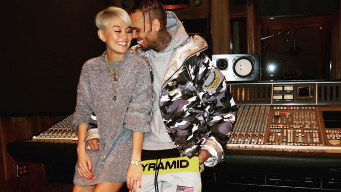 Agnez Mo dan Chris Brown.