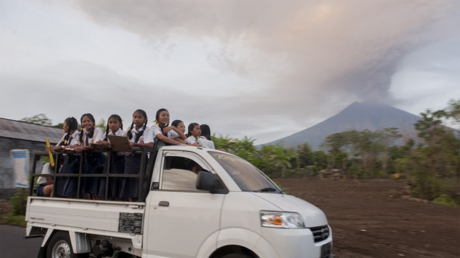 Pemerintah naikan status gunung agung