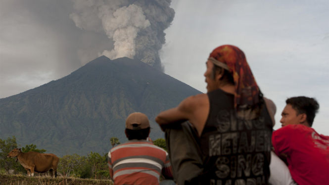 Pemerintah naikan status gunung agung