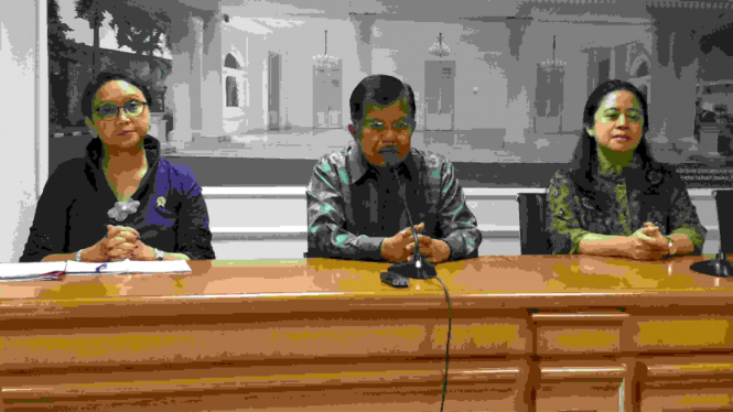 Wakil Presiden Jusuf Kalla (tengah).