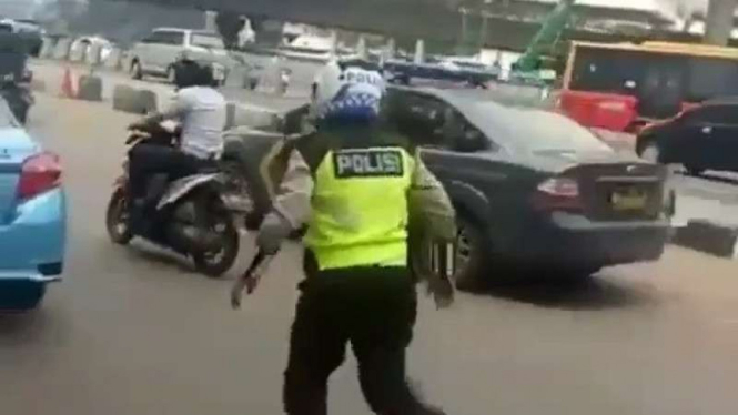 Polisi mengejar taksi yang tidak mau berhenti.