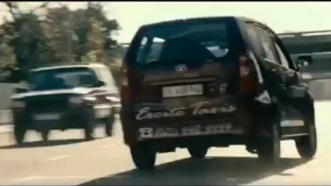 Aksi kebut-kebutan Toyota Avanza di film 