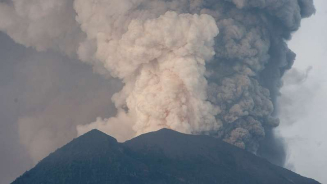 Abu vulkanik menyembur dari kawah Gunung Agung, 27 November 2017.