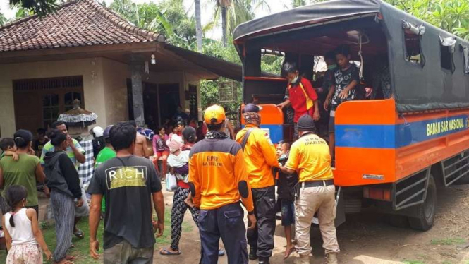 Basarnas evakuasi warga yang tinggal di zona bahaya Gunung Agung 