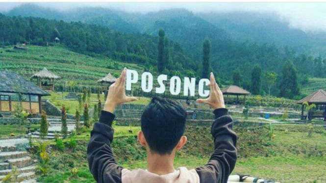 Destinasi instagenic wisata Posong dengan panorama Gunung Sindoro dan Gunung Sumbing di Kabupaten Temanggung, Jawa Tengah.