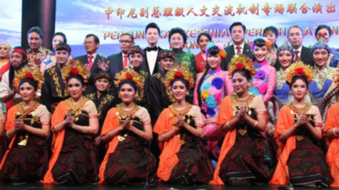 Wakil PM China, Liu Yandong, berfoto bersama seluruh seniman Joint Cultural Performance RI-RRT.
