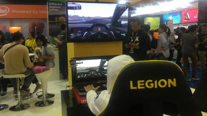 Gamer bermain di booth Lenovo