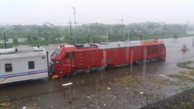 Kereta api Porong Sidoarji menerjang bajir.