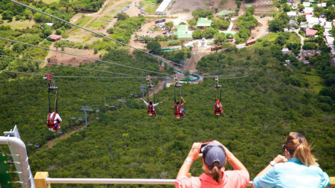 Zip line tercuram di dunia.