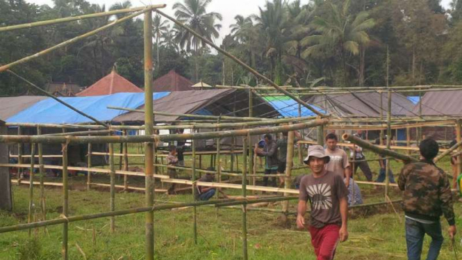 Warga Bali membangun tempat pengungsi secara mandiri